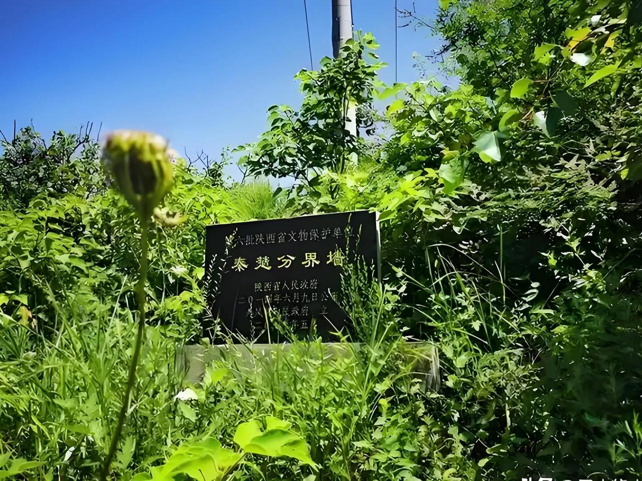 在丹凤县武关镇和棣花镇，历史上有两处古国分界建筑，一处是