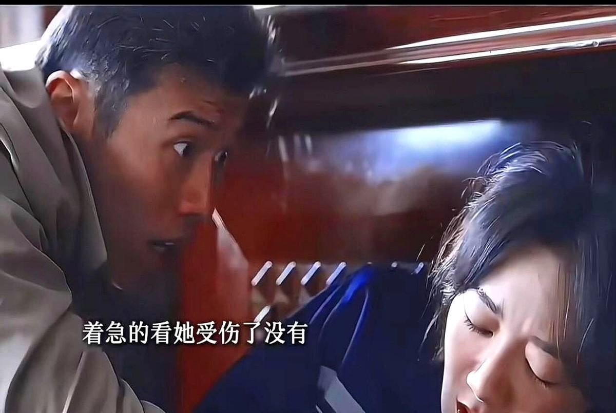 她拼尽一生说“妈爱你，我也爱你”，他只回两个字：知道。
你看见白椿指甲抠进掌心，