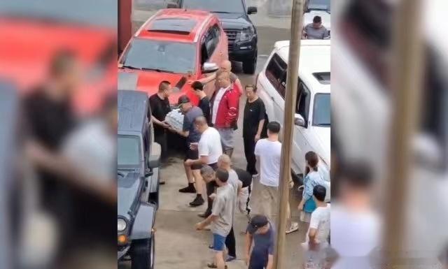 #北京车友组20辆车给村民送3吨物资# 很感动，让我们无法去到他们身边，却能够尽