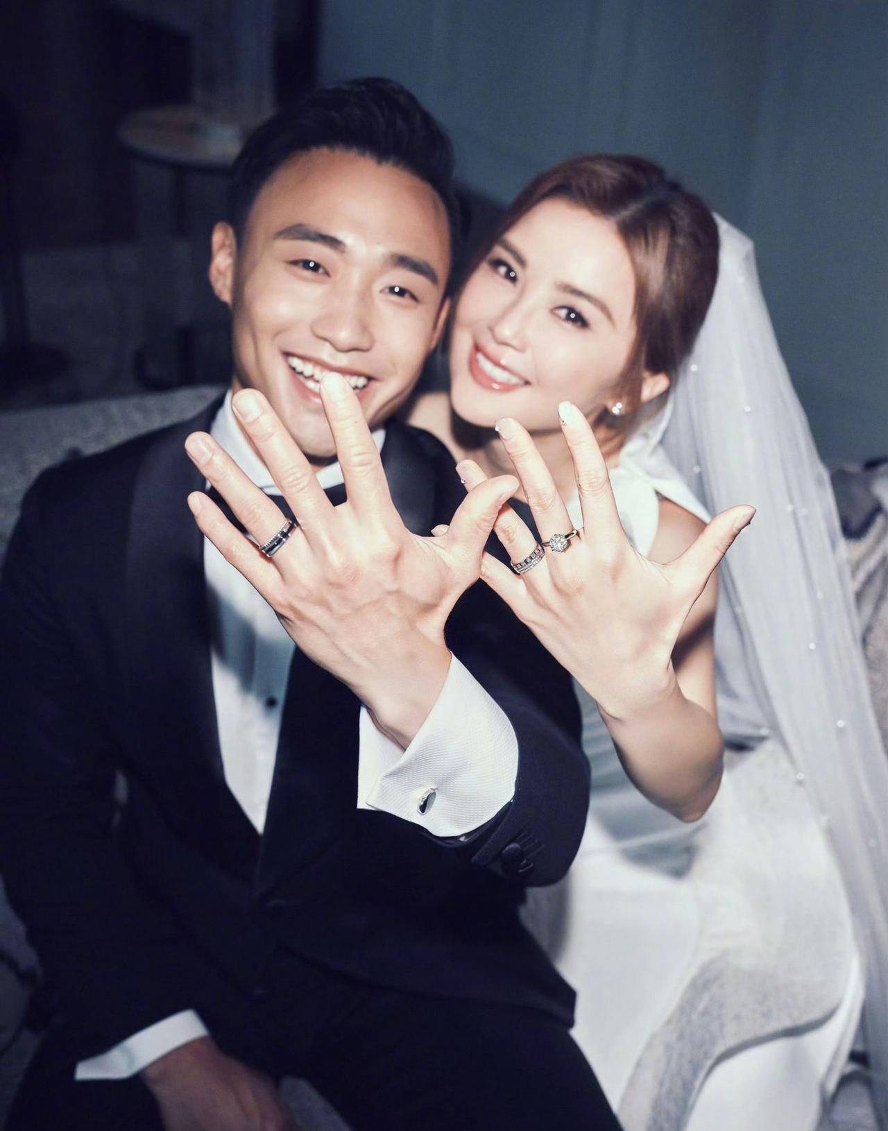 蔡卓妍官宣结婚，43岁的她嫁给了小10岁的健身教练。两人晒出结婚照非常幸福，她的