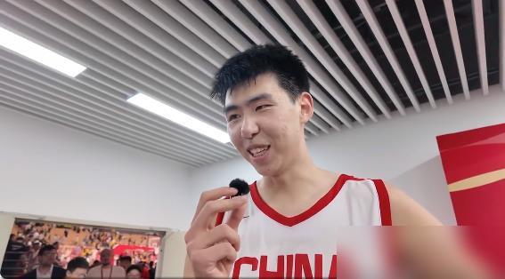 你小子球都不传一个，是不想混了？男篮新星徐昕赛后当着镜头，一口京片子直接怼队友王