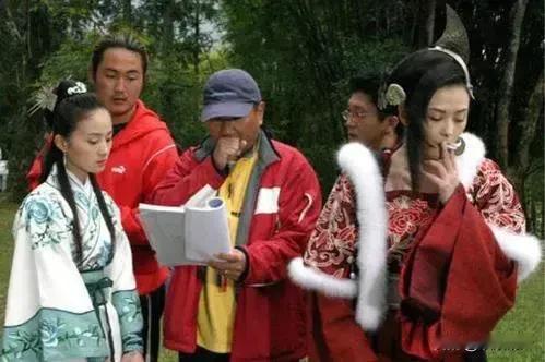 这位女星面子好大，居然在导演讲戏时公然抽烟，而且所有剧组工作人员竟然没有人有意见