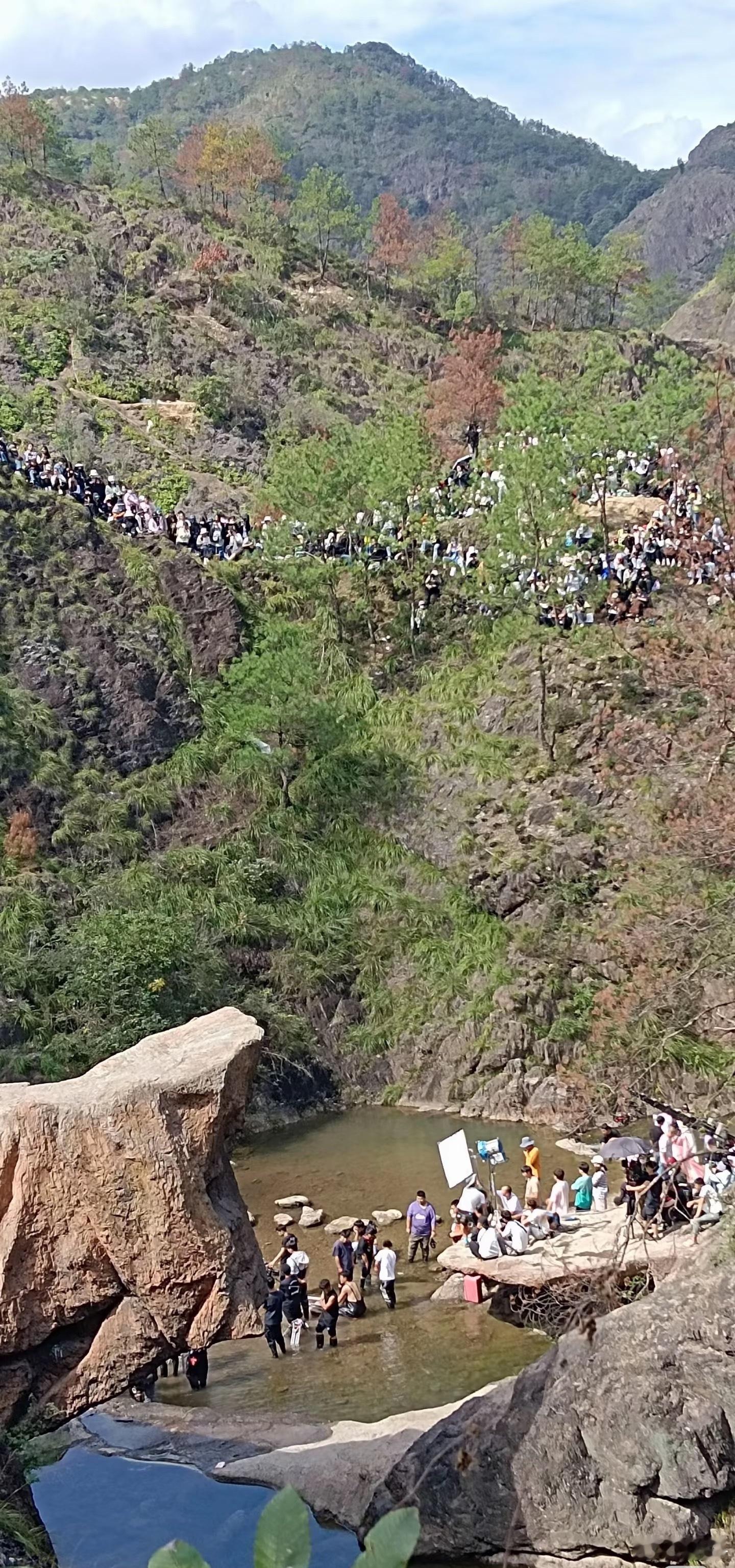 成毅拍戏现场堪比花果山，好多果果[捂嘴哭] ​​​