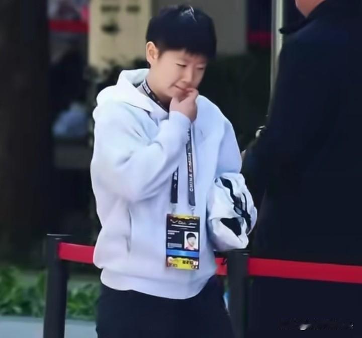 这么多人来接莎莎下班啊！10.5是北京大满贯比赛的第二天，由于楚钦退赛，莎莎今天