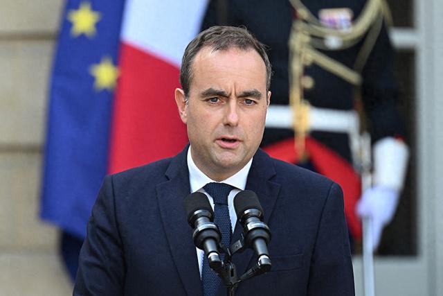 法国最近的操作直接拉满，二话不说就砸重金搞防务，3月25号法国总理塞巴斯蒂安·勒