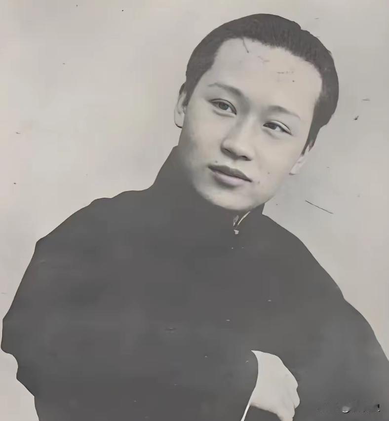 1918年，京剧大师荀慧生娶妻，不料，红盖头一掀，他却吓得脸色大变。他分明看到，