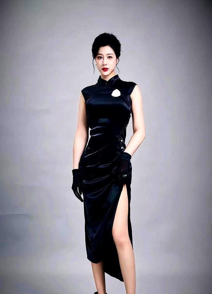 看到短剧“大嫂”日薪10万，我气笑了。
因为就在横店，她的群演同事，时薪15块。