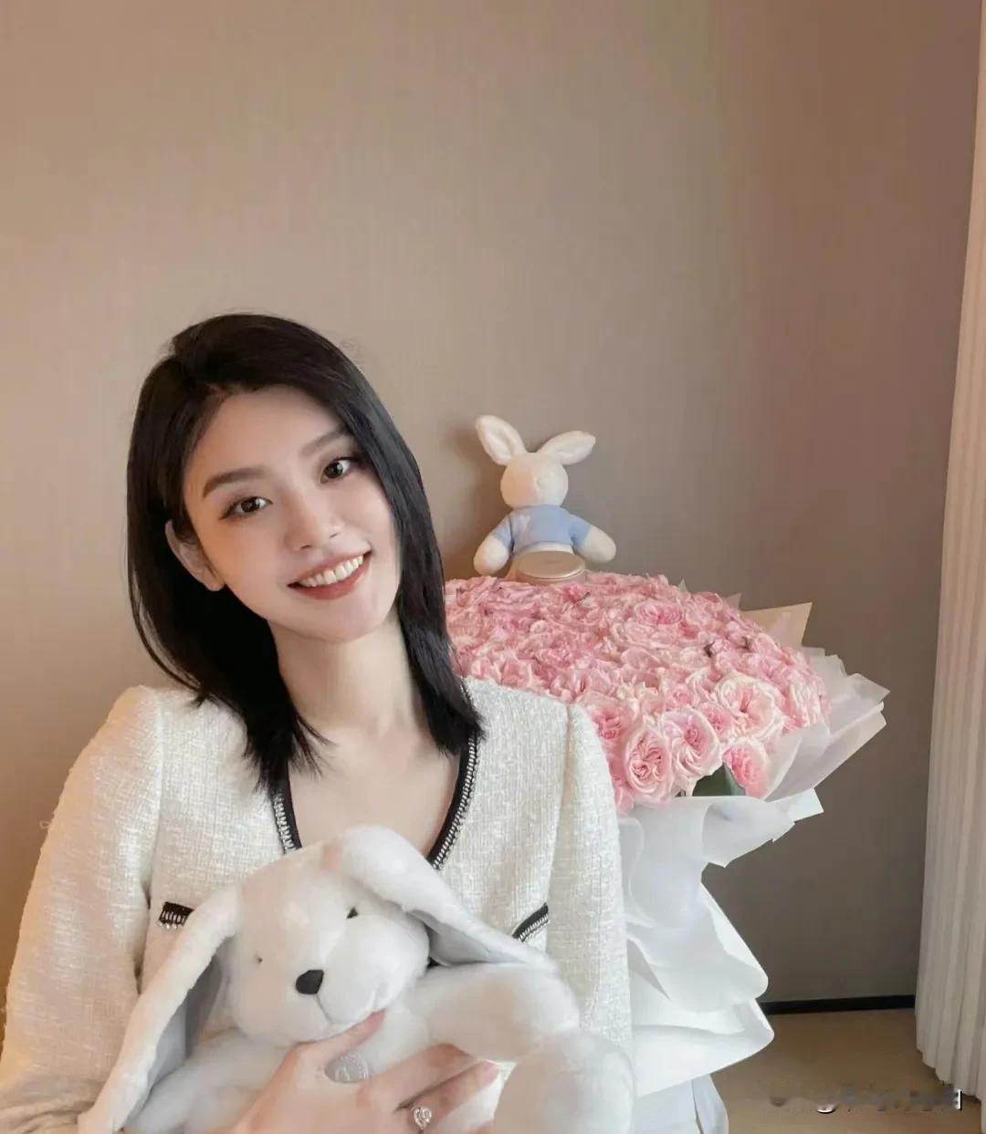 奚梦瑶年轻的时候，很美，很瘦，很可爱，也很时尚摩登，而她自从和何猷君结婚后，她的