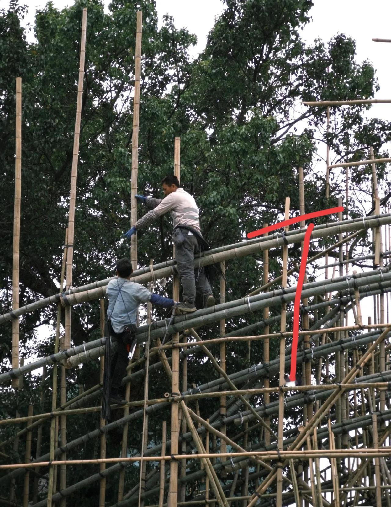 后续！
香港大火烧出建筑安全隐患，竹棚脚手架该何去何从？全网炸锅，有人力挺非遗，