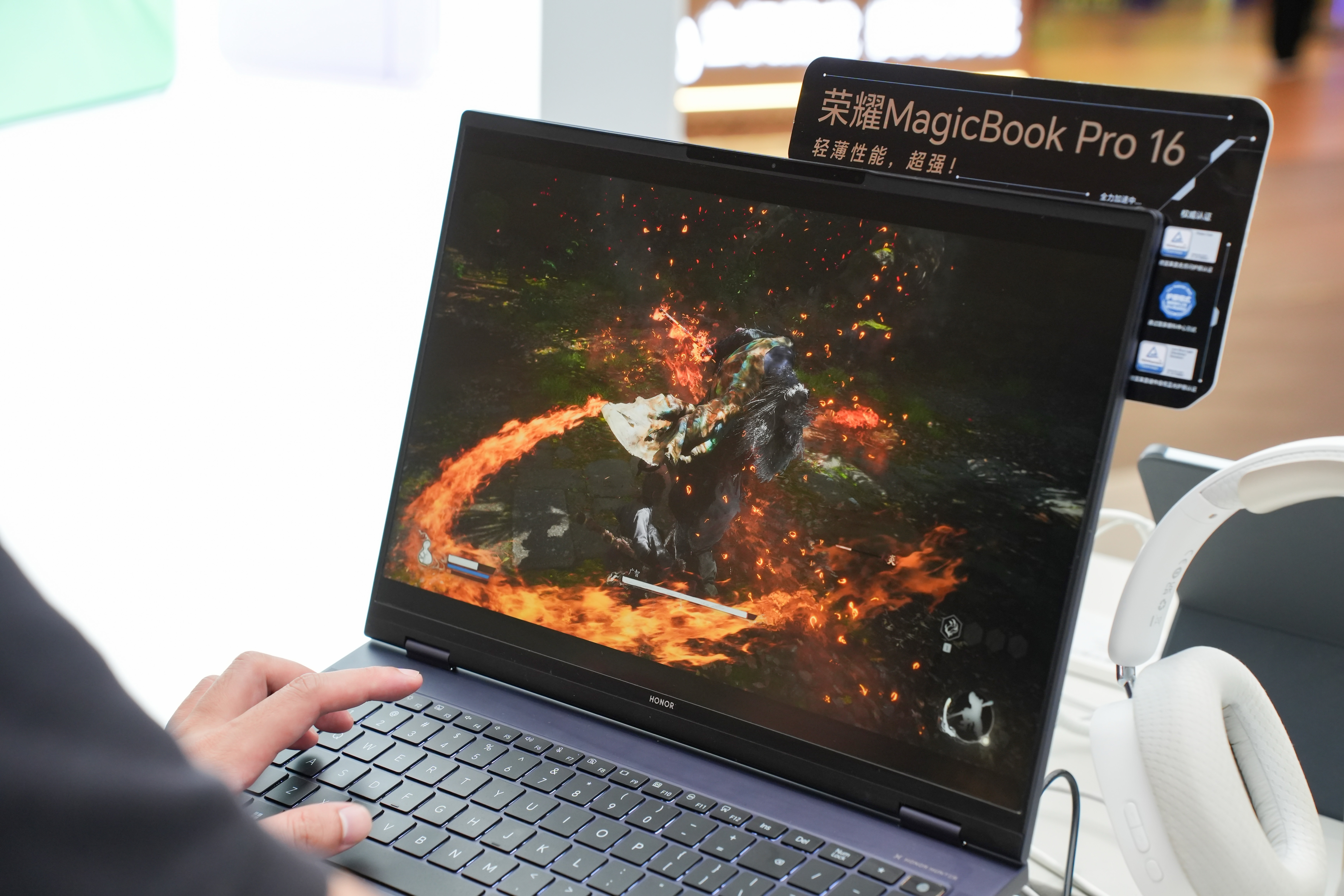 今天来荣耀深业上城门店体验了一下最新的#荣耀MagicBook Pro 16#，