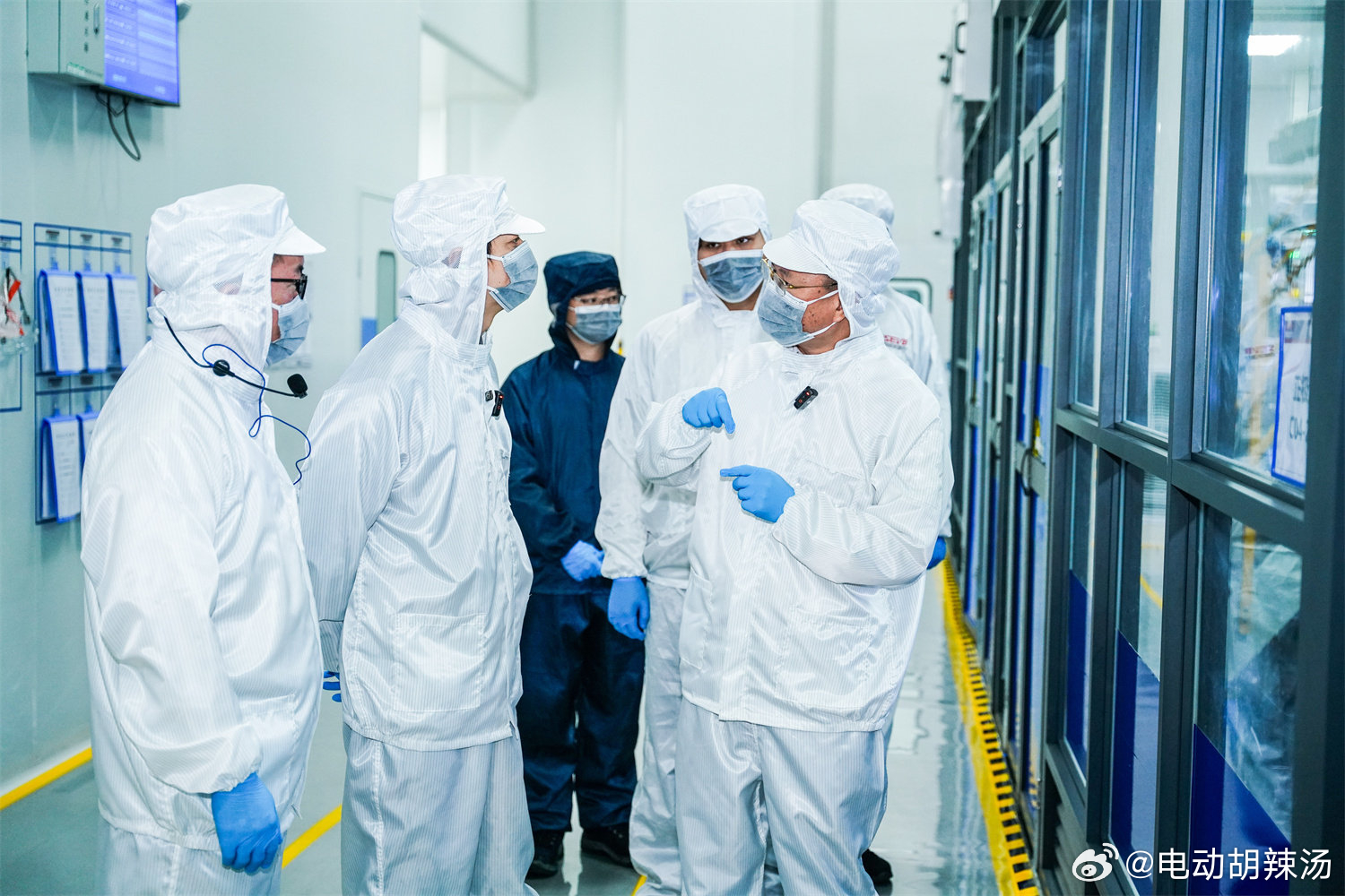 中国能源汽车传播集团组织的“中国动力电池产业创新跃迁调研行”活动走进欣旺达，实地