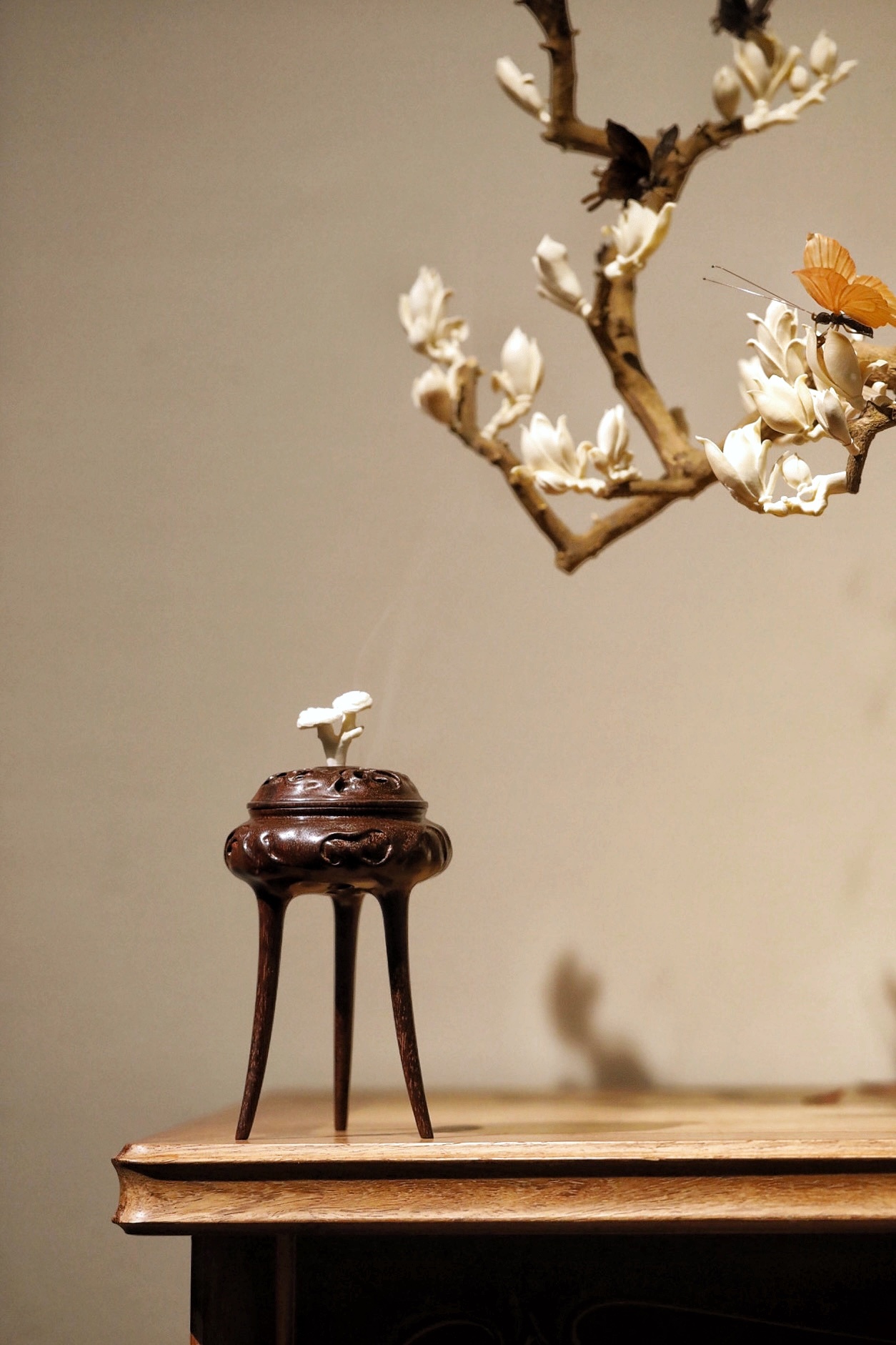 小叶紫檀×鹿角｜灵芝香炉整料雕刻，炉身雕纹婉转，三足修长挺拔，鹿角灵芝缀于炉顶，