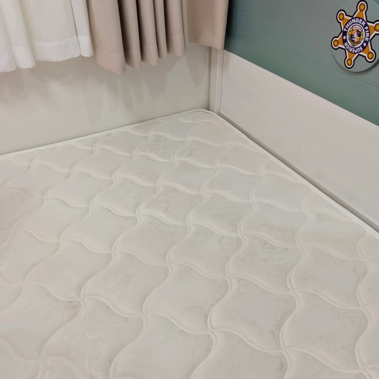 谁知道新买的床垫为什么发黄 有没有懂的？ 