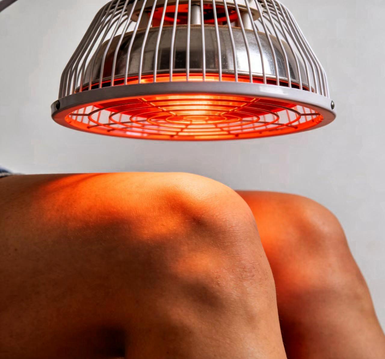 医生让我烤一年膝盖。
你没听错，就是拿个电磁波烤灯，对着膝盖，每天一小时，坚持一