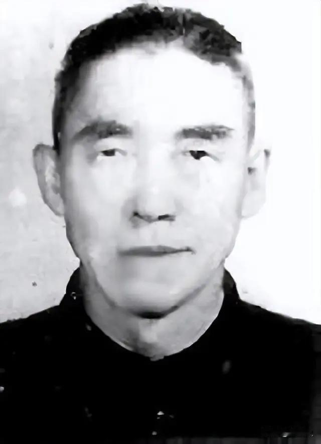 1949年，接管上海的山东干部走进旧财政局，对面交接的国民党局长，竟是潜伏了22