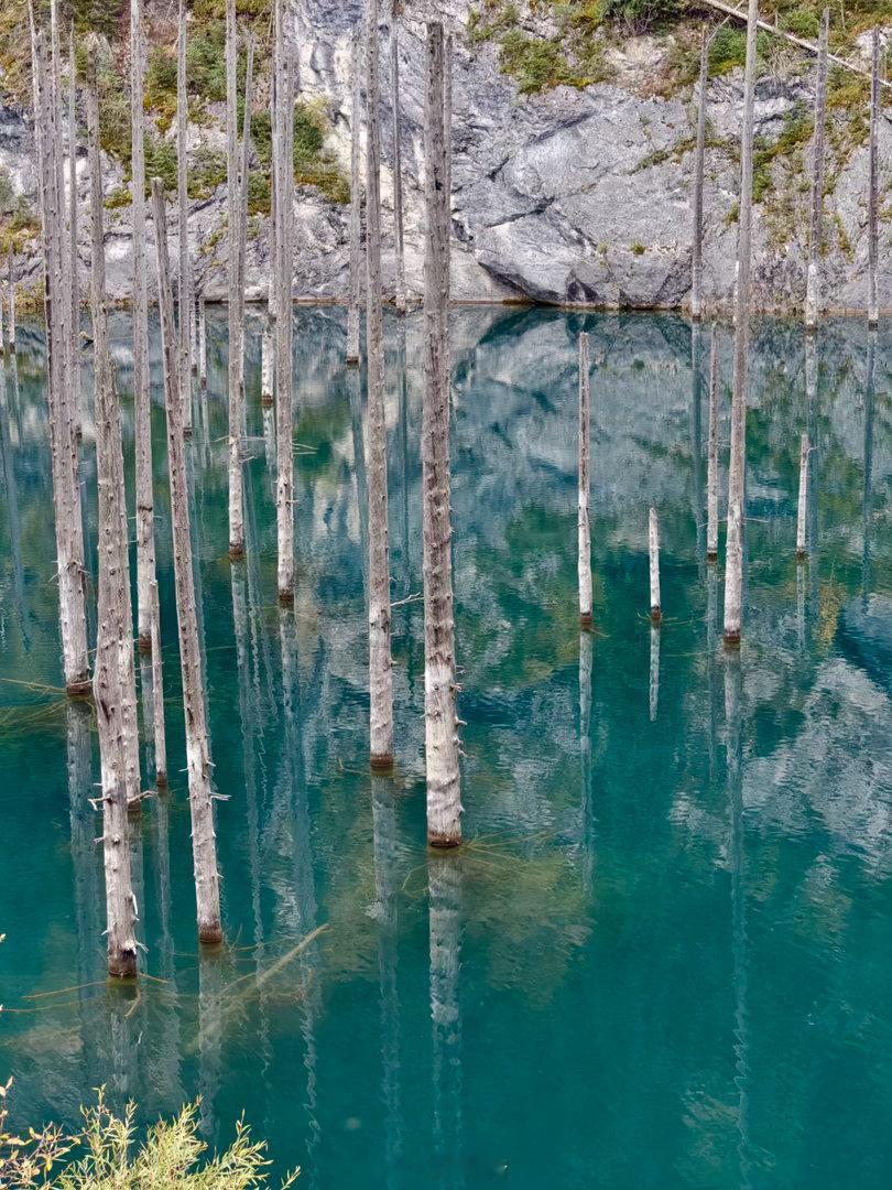 Kaindy Lake，幽灵般的水下森林，举世罕见的湖景，超浓神秘感，有点意思的