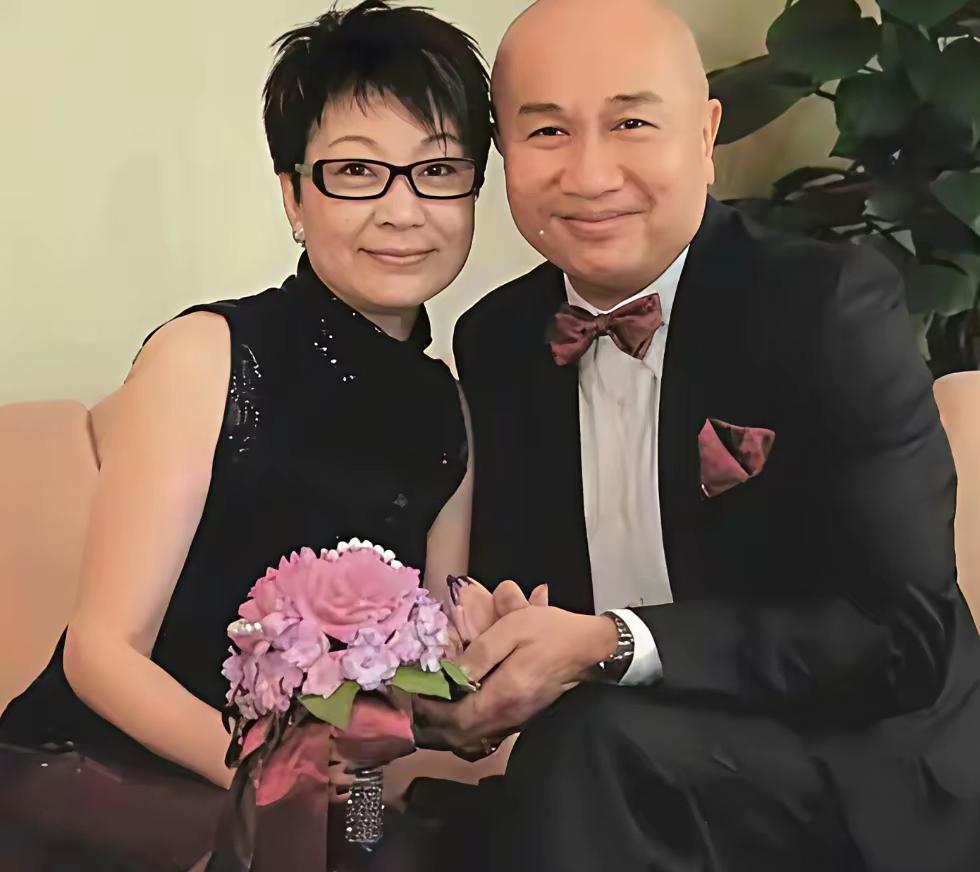 实在让人破防！妻子离世整整9年，77岁郭锋一直将爱人骨灰盒安放家中，迟迟不愿下葬