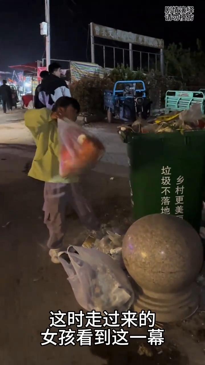 善良的女孩将地上的垃圾袋扔桶上。
男孩提着两袋垃圾来到垃圾桶旁边，他看到垃圾桶满