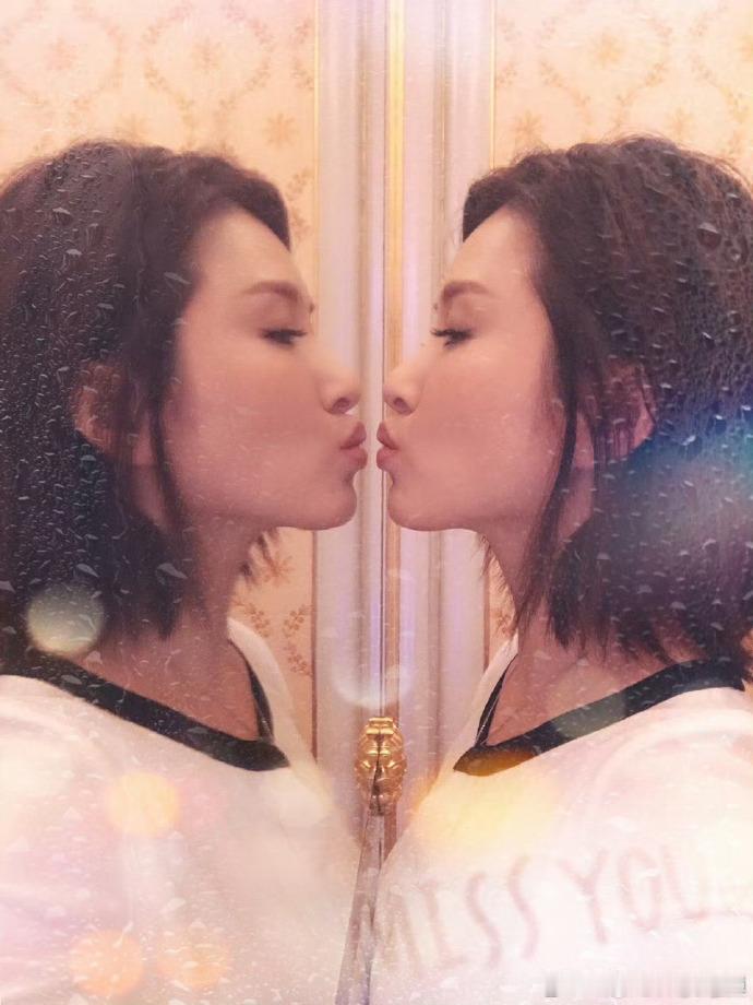 徐洁儿发的浪姐们徐洁儿和浪姐们的贴贴照抛开名次竞争，姐姐之间只剩真诚与陪伴。