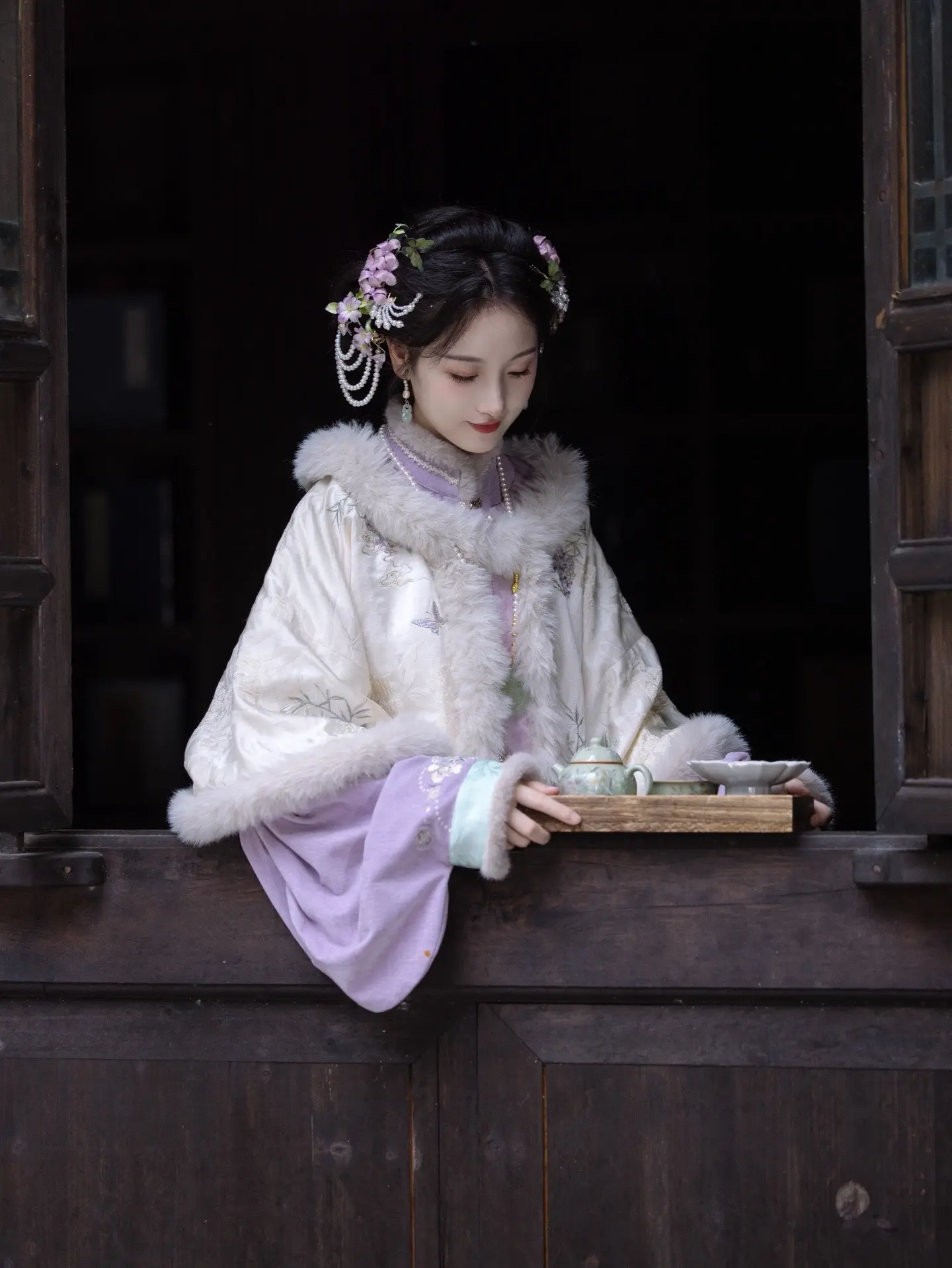 蹙损她淡淡春山。