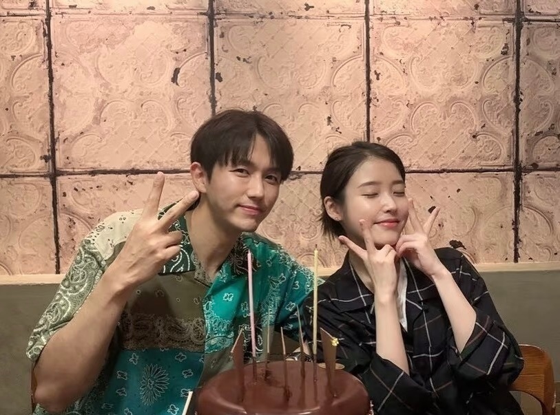 IU  李知恩这件衬衫也穿太久了吧😧是不是每年生日都穿这件衬衫和大伯这是几年前