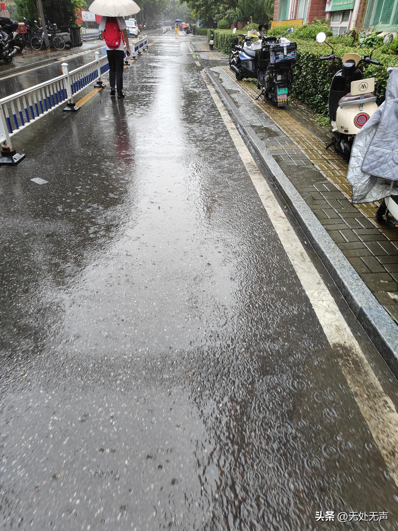 人生无常，大肠包小肠。
很多悲伤的事情都不是发生在雨天，常常都在一个风和日丽的日