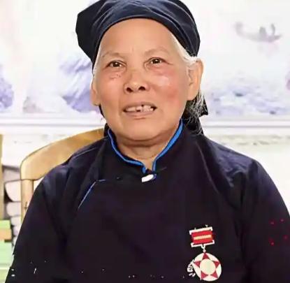 1979年2月22日，广西龙州县水口公社。刚出月子的隆美兰把两个月大的婴儿交到丈