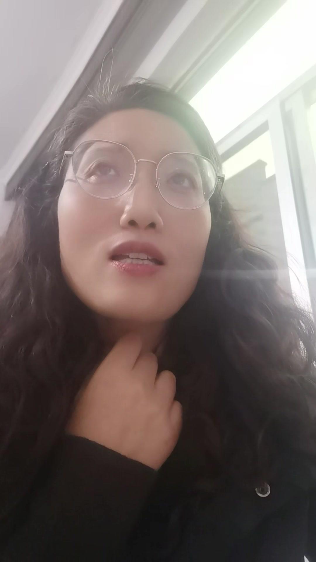 网购衣服踩坑？别被主播身材种草！最近又退了条曼贝的毛呢半身裙，起因是看盼盼直播觉