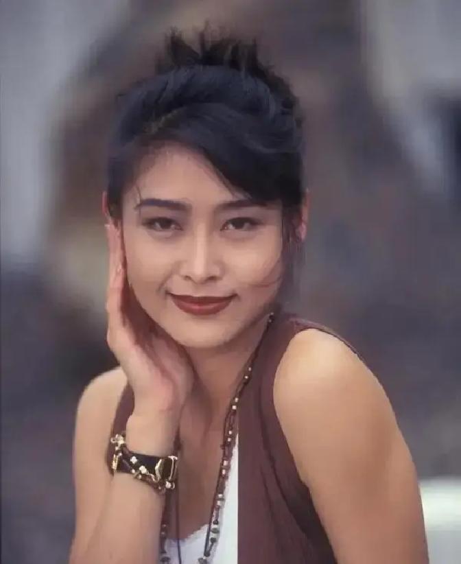 18岁拍三级片，56岁破产卖楼
 
当年她一夜爆红，转身就能把脱下的衣服一件件穿