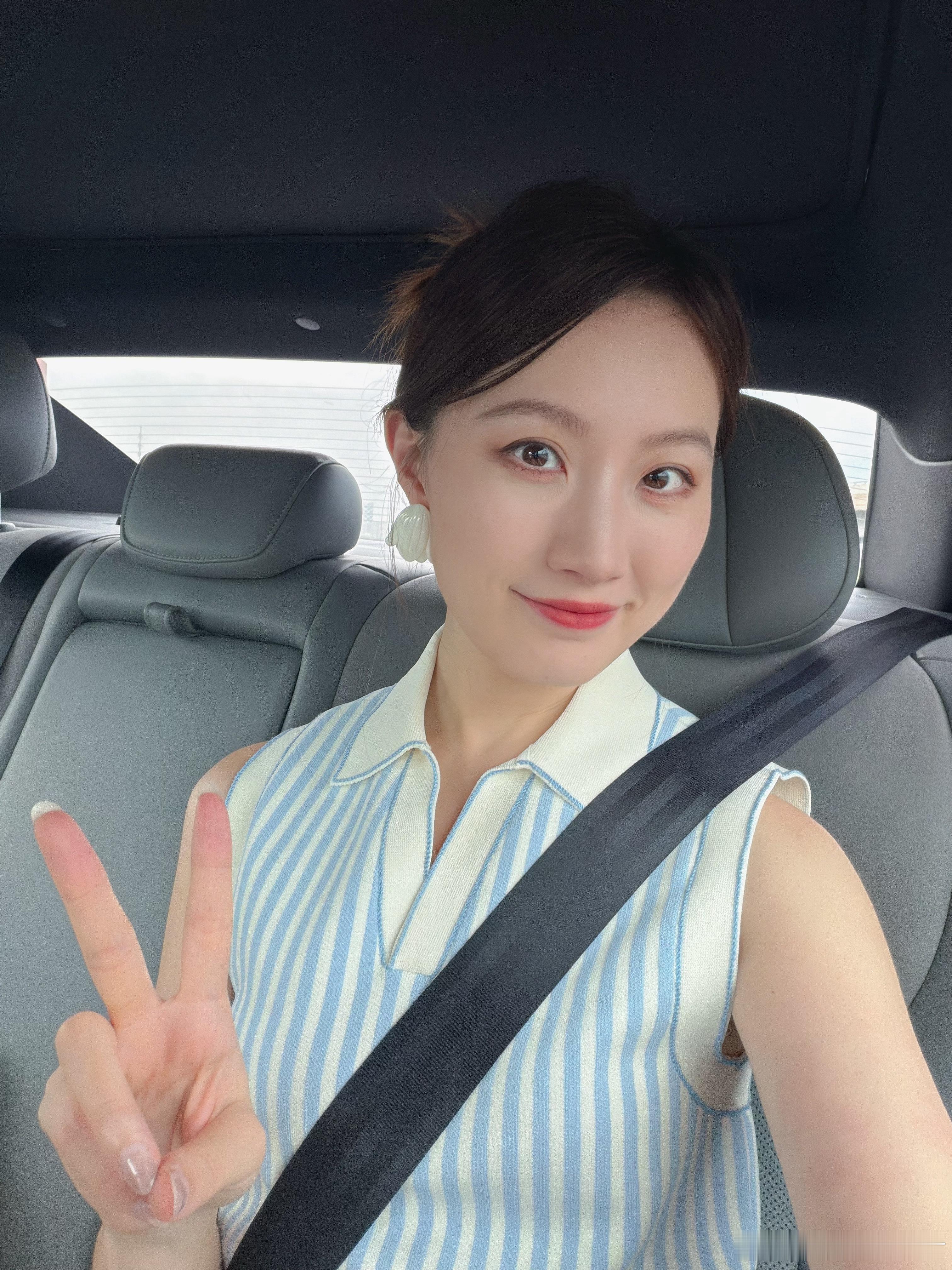 周六早今天是营业马🈺拍个年轻的小车来套清新的ootd ​​​