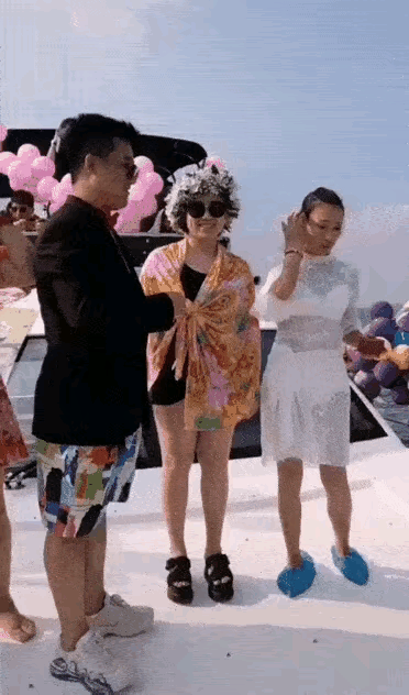 赵本山的徒弟小鹏飞，租了3艘豪华游艇，向王金龙的前妻丫蛋求婚：“丫蛋，嫁给我吧，