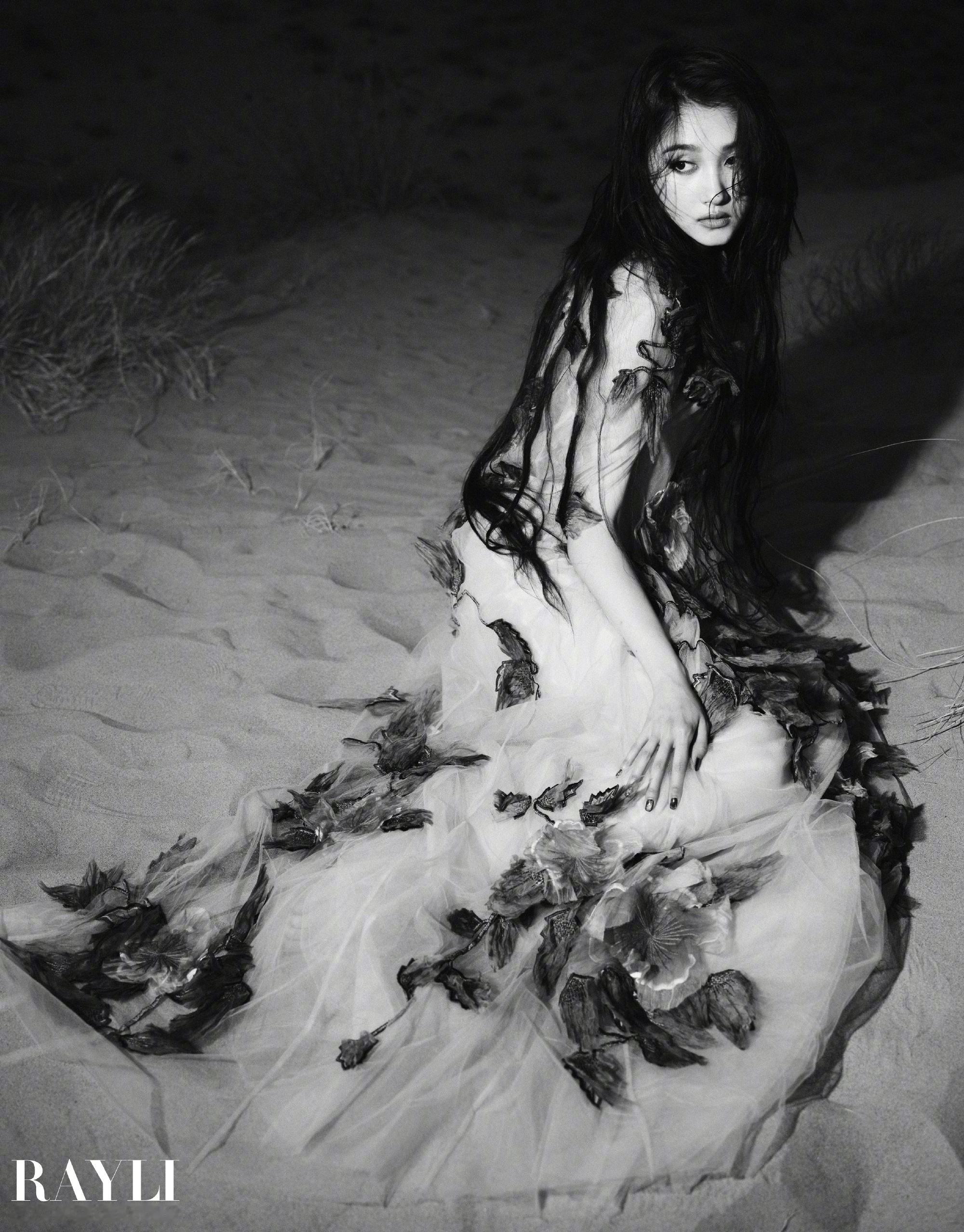 关晓彤瑞丽闭年刊封面漫游迪拜大片，魅力舒展总在不经意之间。关晓彤