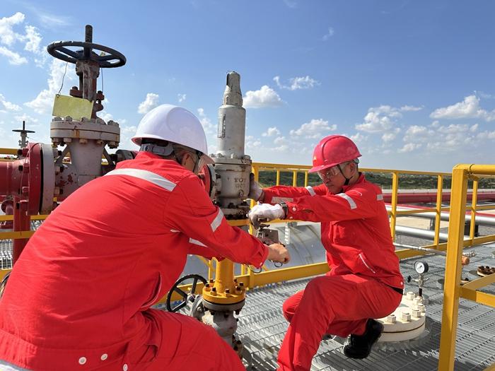 没有人富得可以不要别人的帮助，也没有人穷得不能在某方面给他人帮助。