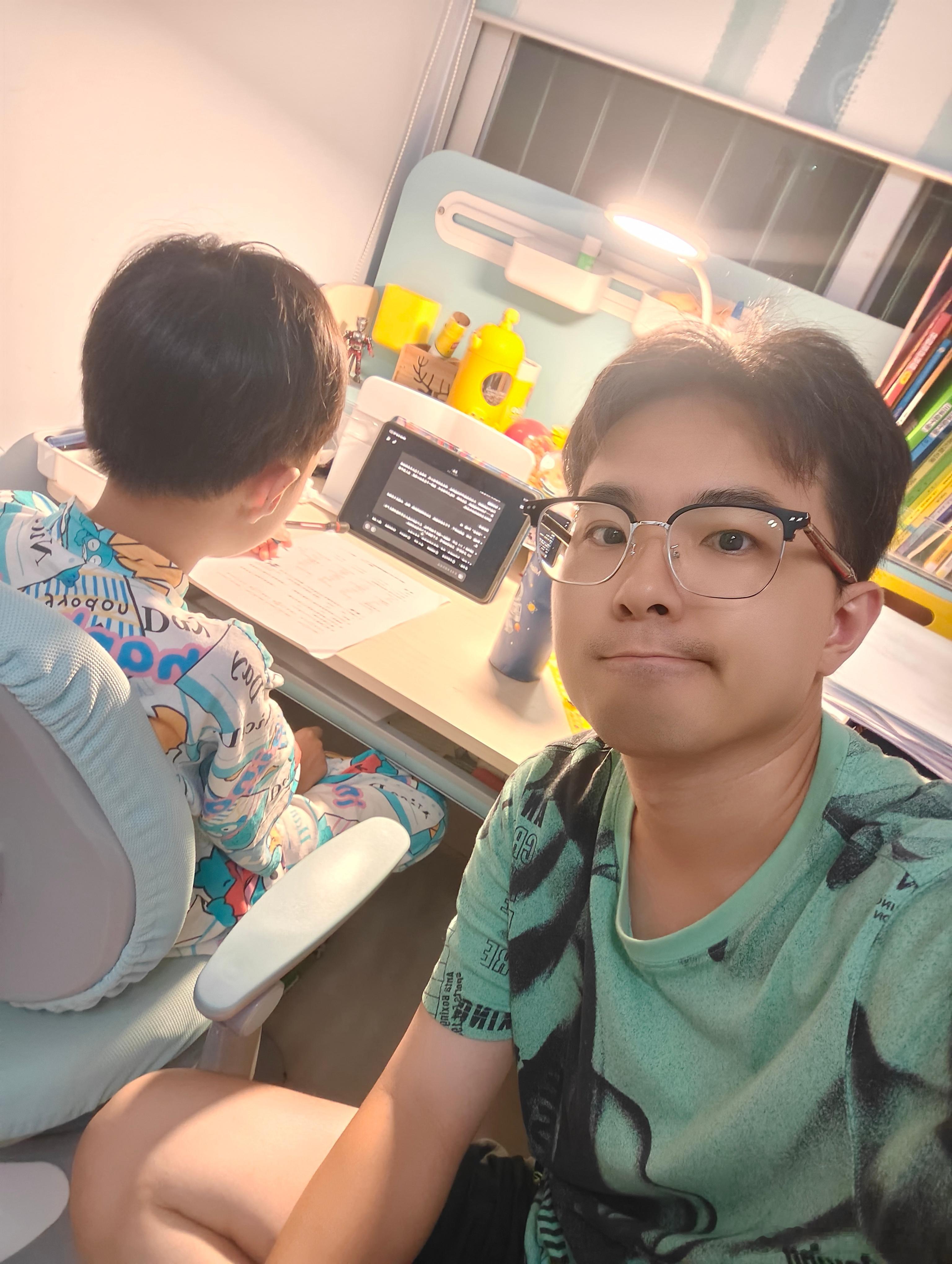 小屁孩还在写作业，中途我出去忙了下没空盯着。小家伙写两面拼音写词语原本半小时能搞