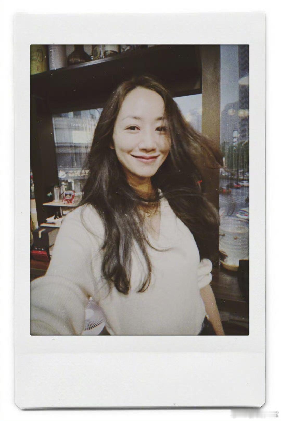 韩雪顶着新发色出门韩雪新发色韩雪终于换发色了，状态好到离谱，一眼心动