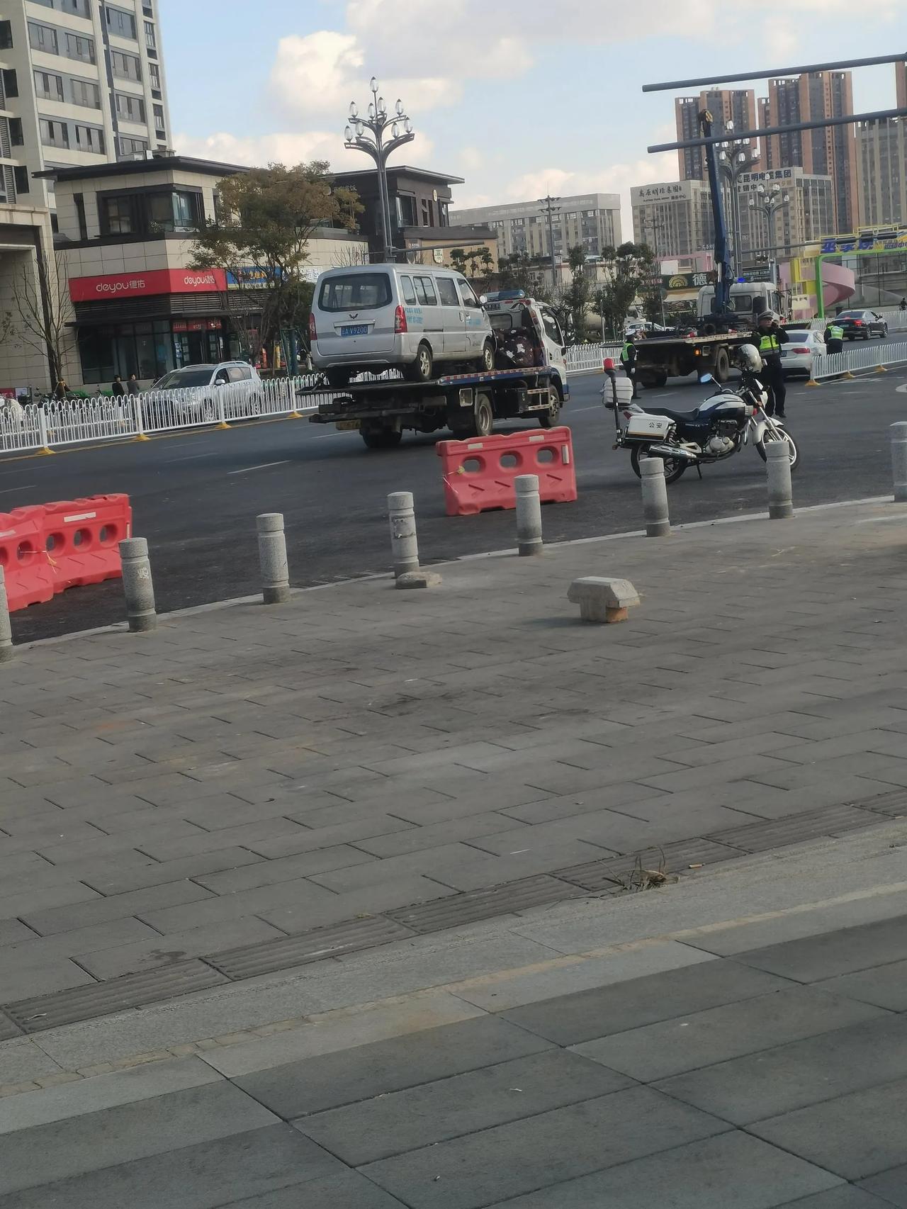 巫家坝区域的上班的及所有业主们办事的人们。
请大家注意，都支持交警的工作，并且保