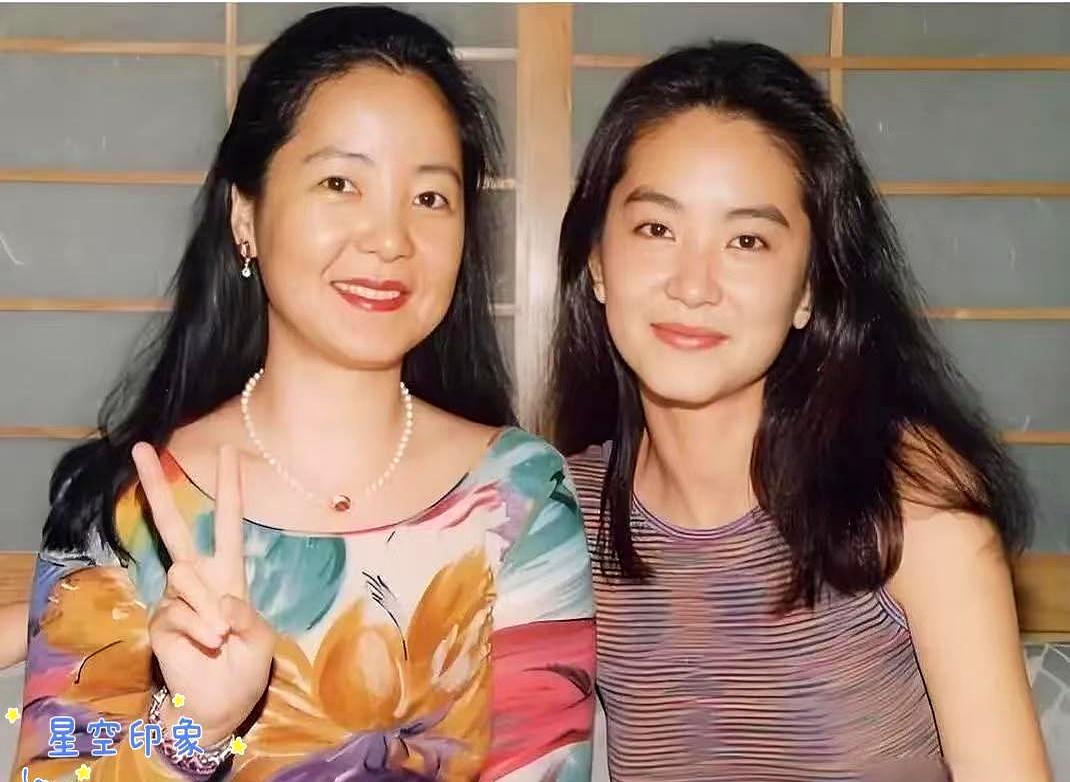 想起那张海边合影时，风像是从法国吹回来的。
林青霞和邓丽君，读同一所中学，师姐带