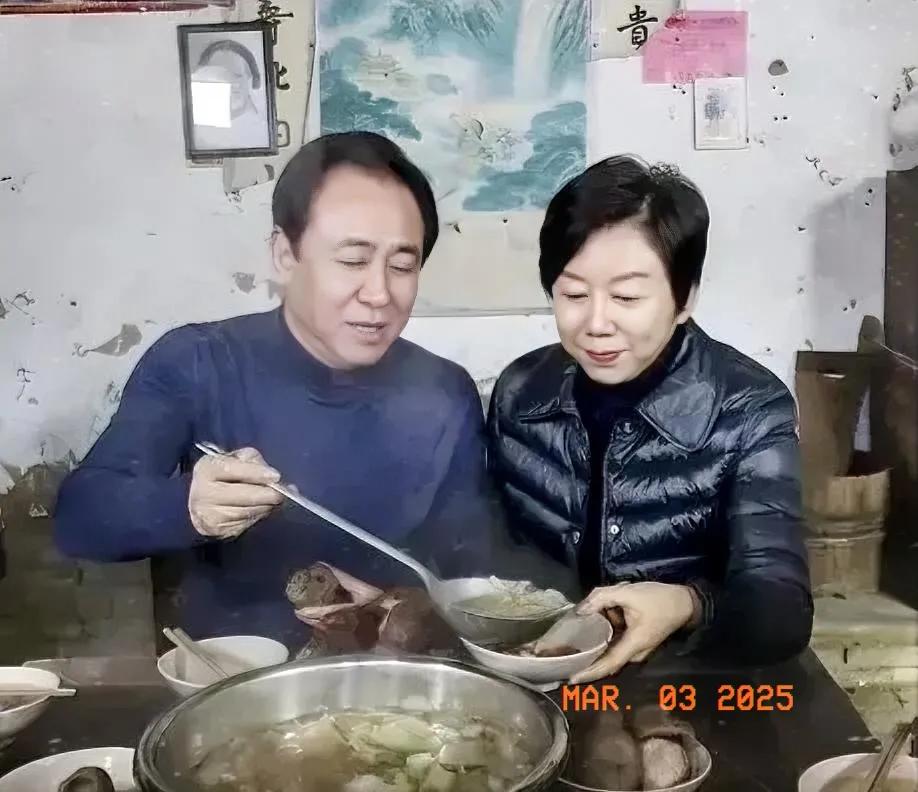 许家印演了一辈子戏，骗了一辈子人，唱了一辈子歌，亲了一辈子人民币。