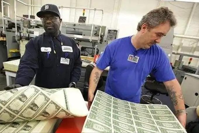 如果美国一口气印钞28万亿，把欠的债都还了，会发生什么？这麻烦可比欠着债还大得多