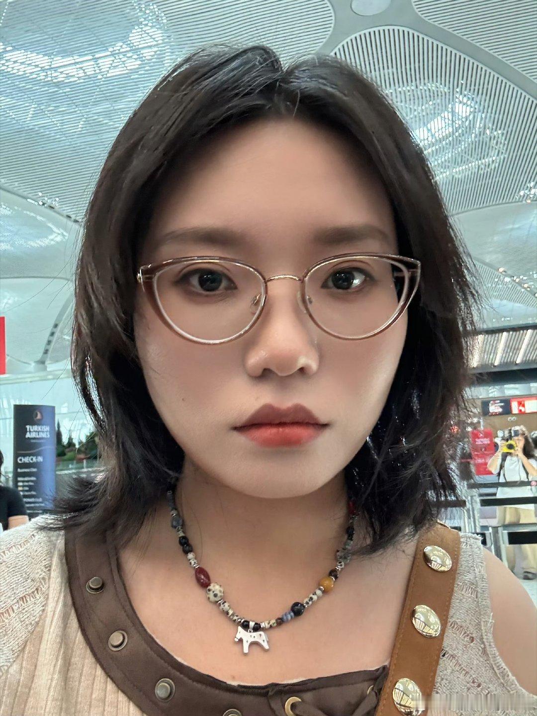 李雪琴看到别人结婚很开心李雪琴是很细心敏感的姑娘吧，看到别人结婚会很开心，这种由