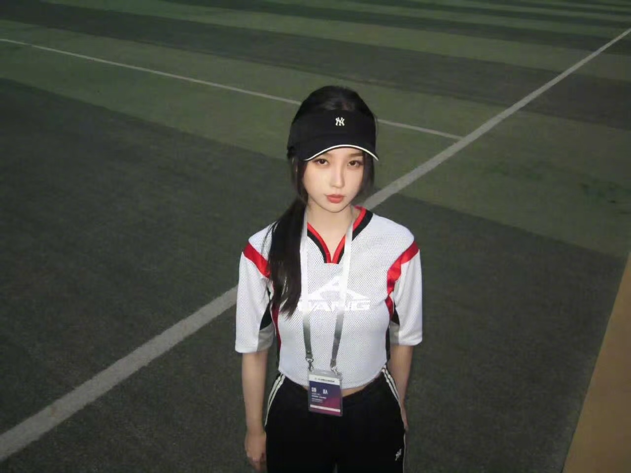 虞书欣林晚星今天来报道 今天是驰骋绿茵赛场的小林老师，高马尾棒球帽造型清爽帅气，