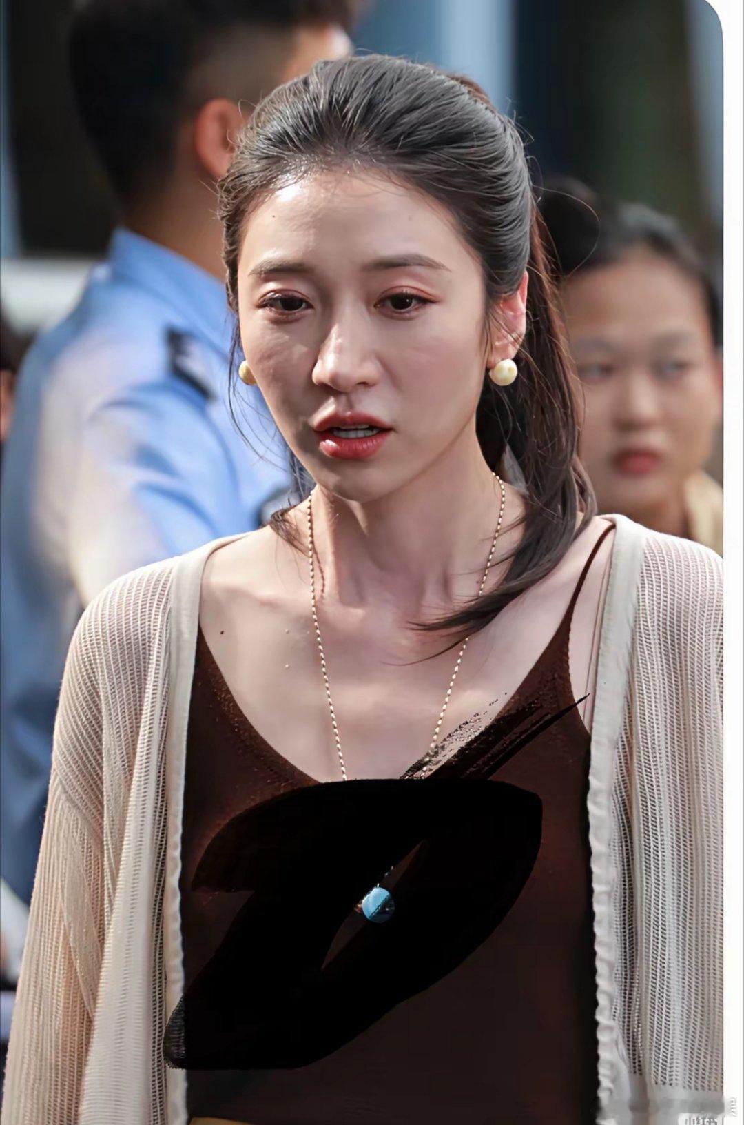 王格格是短剧一姐吗？说实话，她长得很老，一脸苦相，看起来像四十岁的女人！天天和帅