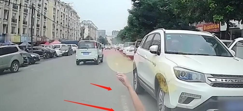 辽宁沈阳，大妈看路边停放了一辆好车，用身体蹭上车灯，然后就躺在车前面，静等着司机