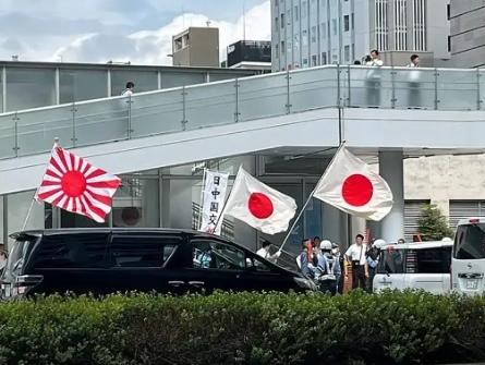 【日本右翼分子简直疯狂到无可救药，一名自称为日本自卫队现役官员的不法之徒翻墙强行