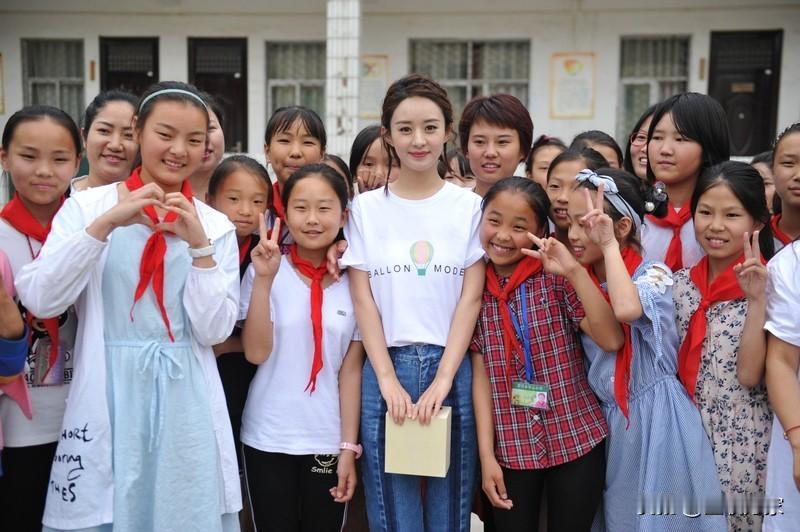 谁能想到一张初中旧照竟能在网上掀起这么大波澜！这组赵丽颖的初中旧照最近火出圈，照