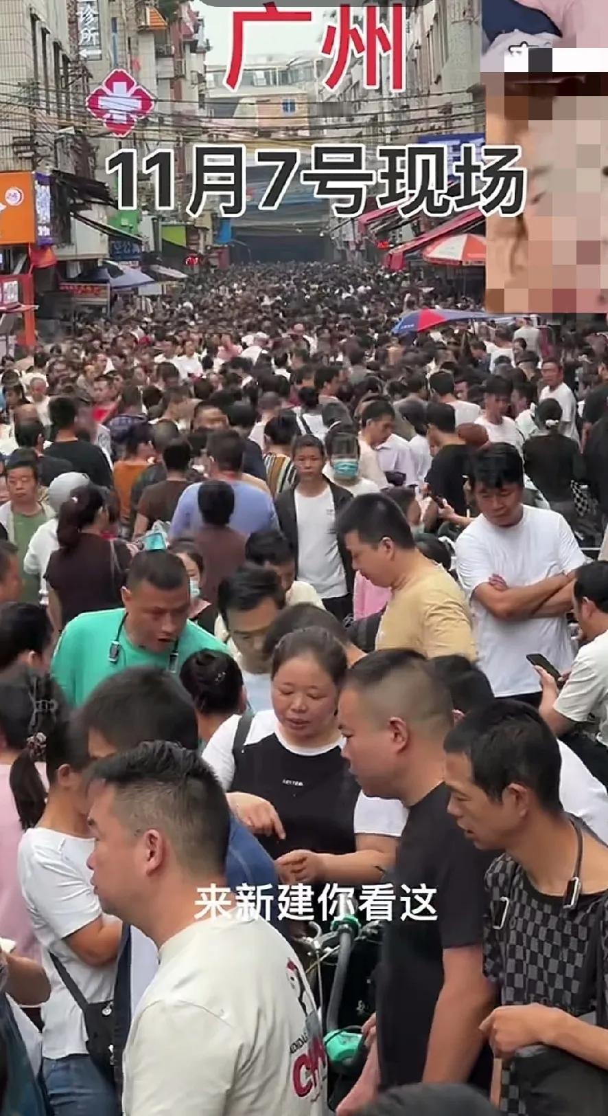 年轻人都往大城市打工，农村最多的就是老人，妇女儿童。家里都很少看到年轻男人。
现