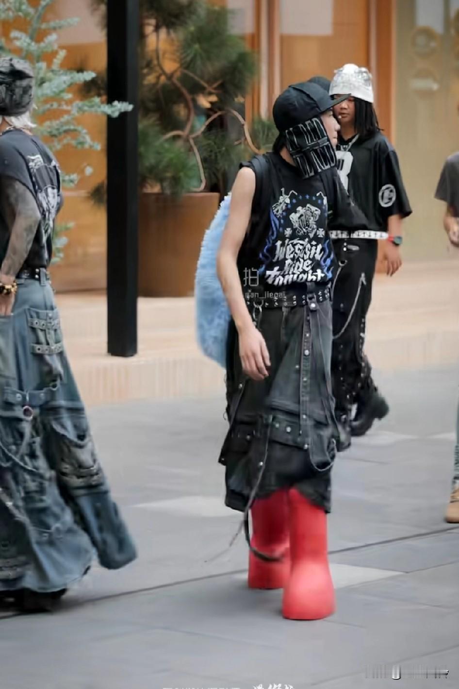 最近少爷们又在流行什么风啊? 终于理解了奶奶当年看穿破洞牛仔裤、染头发的嫌弃表情