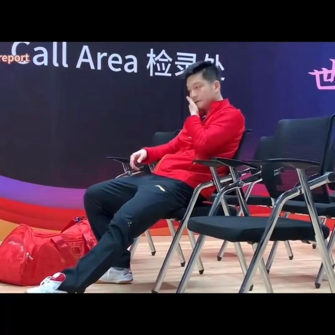 2020年男乒世界杯决赛候场时，犯困的东东，真的太不容易了，没有随随便便的成功，