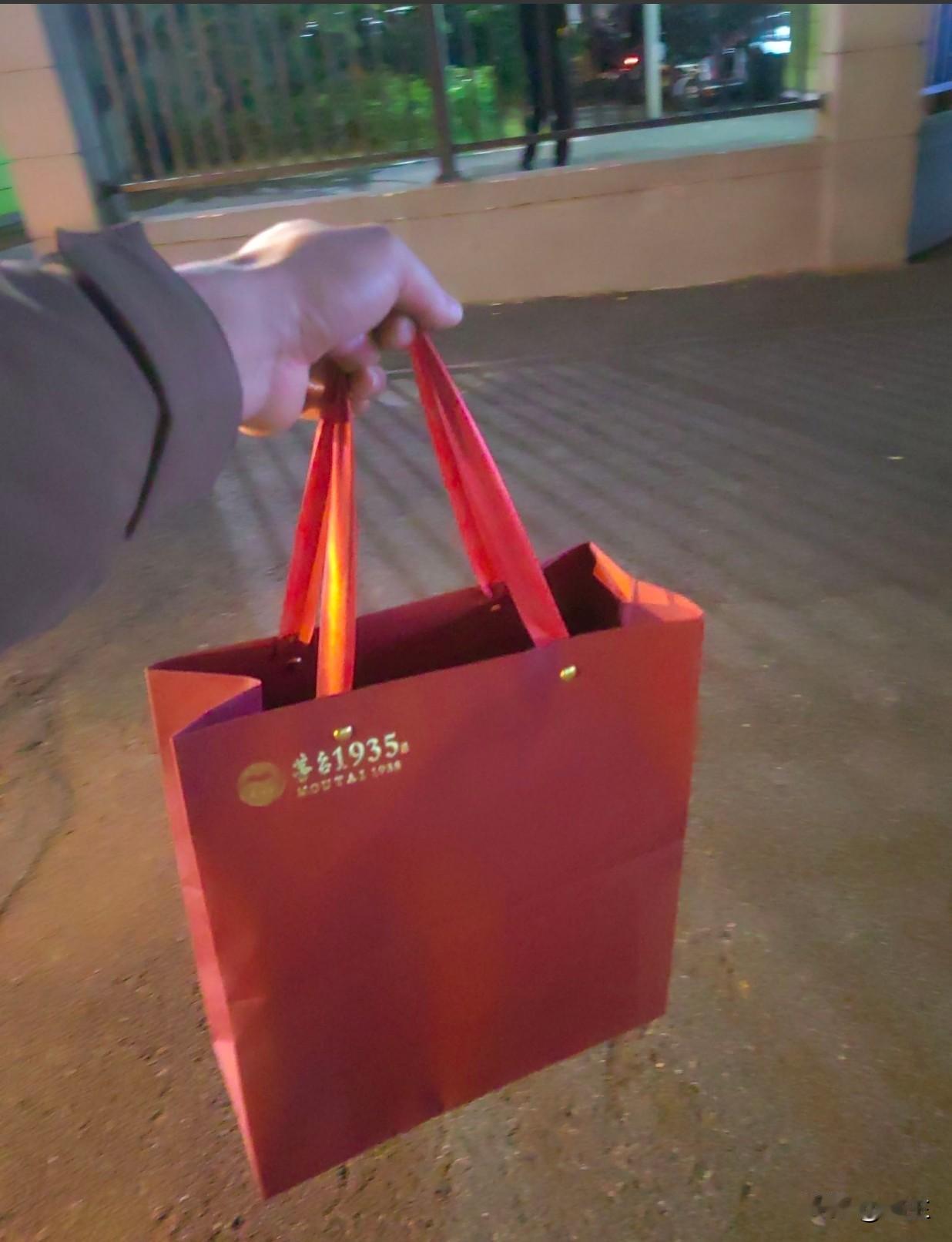 这是在担心什么？我弟弟去做跑腿兼职，今晚接单接到送两瓶茅台酒的名酒，送到目的地打