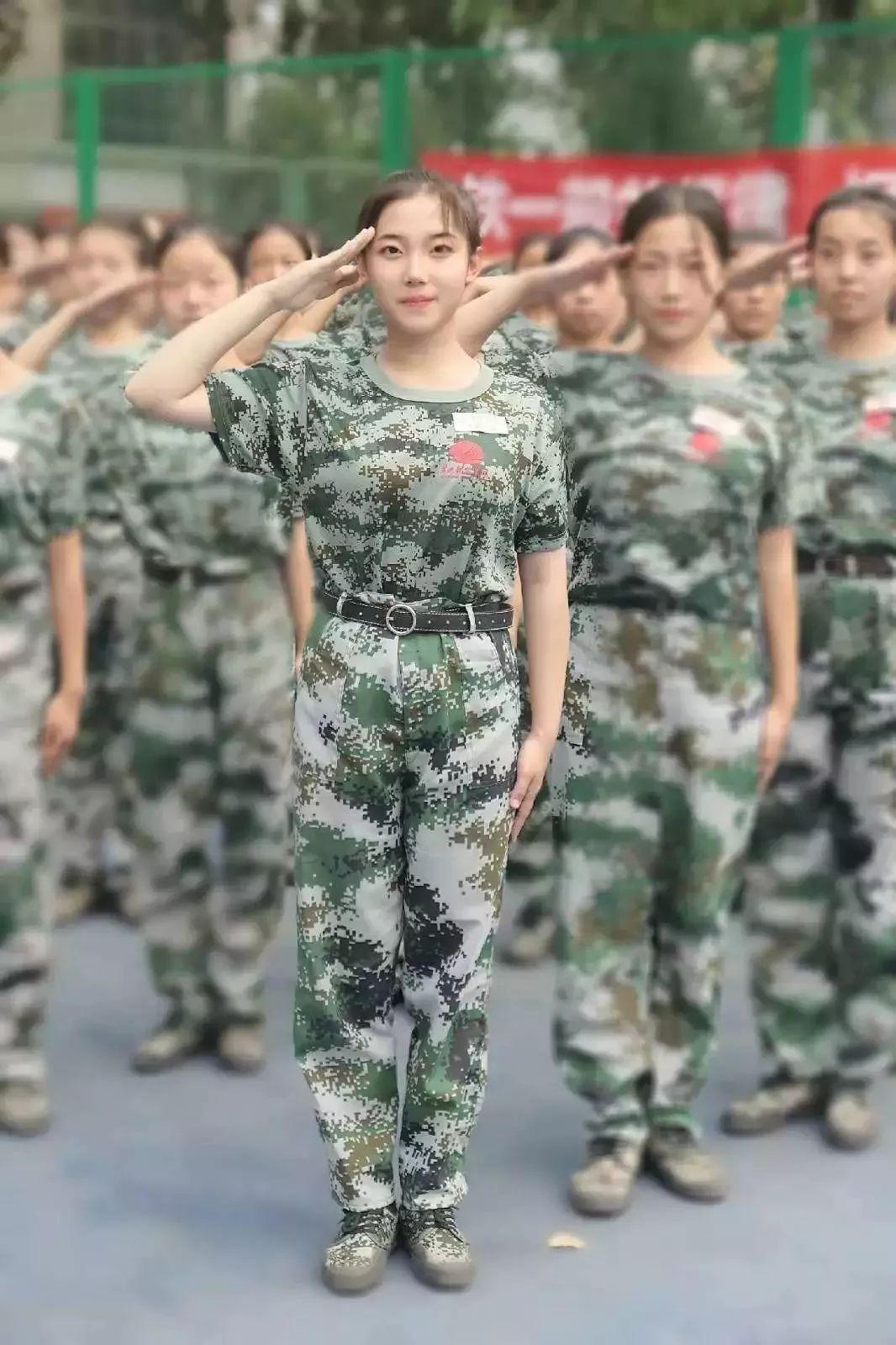 最治愈的大学生瞬间：别人随手扔掉的军训服，她当成了宝藏
 
每年大学军训结束，校